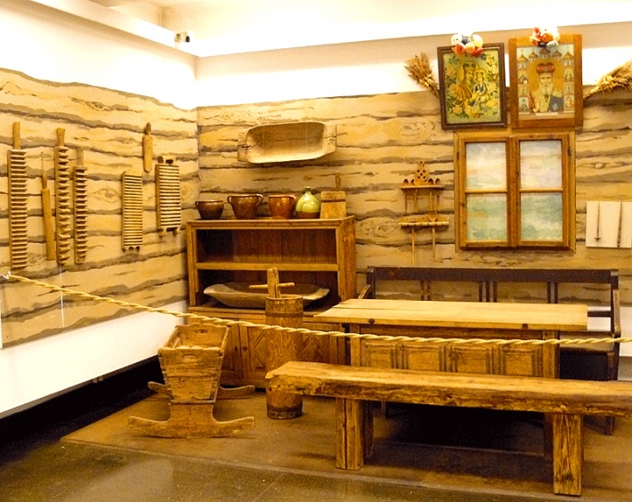 Muzeum Przyrodnicze BdPN w Ustrzykach Dolnych - sprzęty używane w chacie wiejskiej