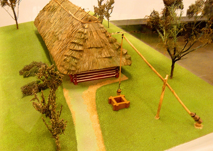 Muzeum Przyrodnicze BdPN w Ustrzykach Dolnych - model chaty wiejskiej