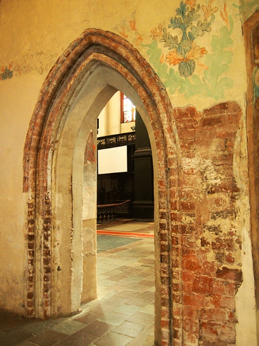 Kościół Marii Panny w Toruniu - gotycki portal w krużganku klasztornym