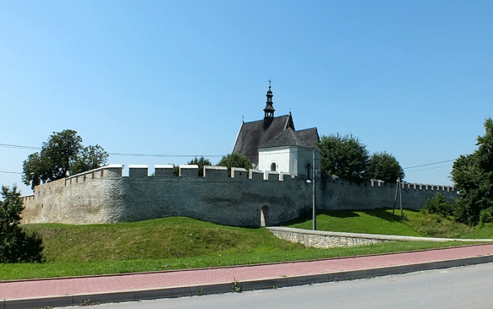 Kościół św. Władysława w Szydłowie z dzwonnicą przebudowaną z baszty obronnej