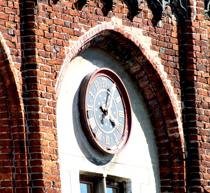 Ratusz staromiejski w Malborku - zegar na elewacji zachodniej