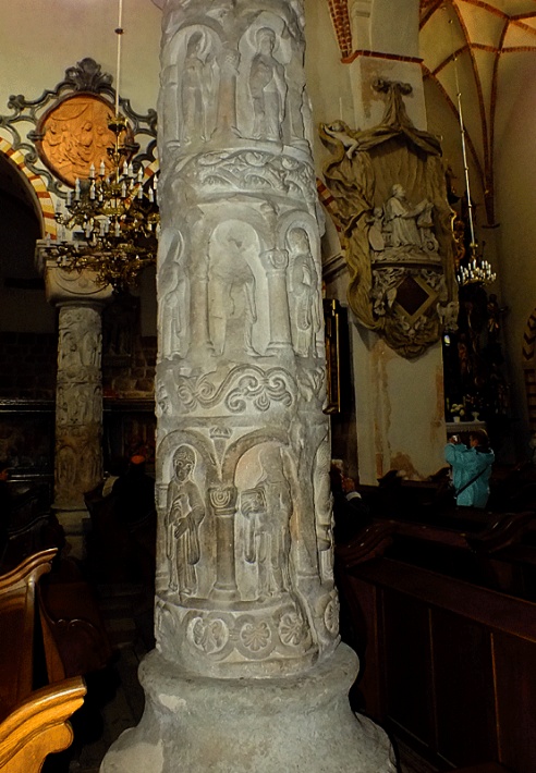 Bazylika Świętej Trójcy w Strzelnie - rzeźbiona, romańska kolumna cnót
