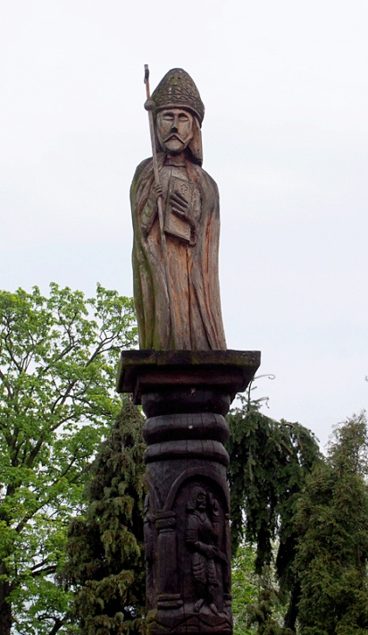 Bazylika Świętej Trójcy w Strzelnie - drewniana figura św. Wojciecha na drewnianej kolumnie, imitującej romańską kolumnę ze świątyni