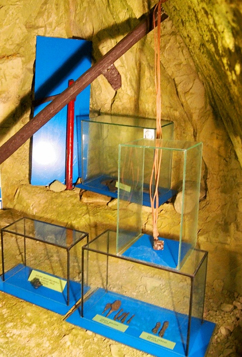 Chełmskie Podziemia Kredowe - fragmenty dawnej broni, wydobyte z szybu studni staromiejskiej