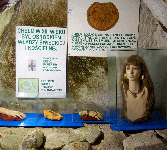 Chełmskie Podziemia Kredowe - ekspozycja biżuterii oraz XIII-wieczna forma do wykonania złotych kolczyków (wydobyte z szybu studni)