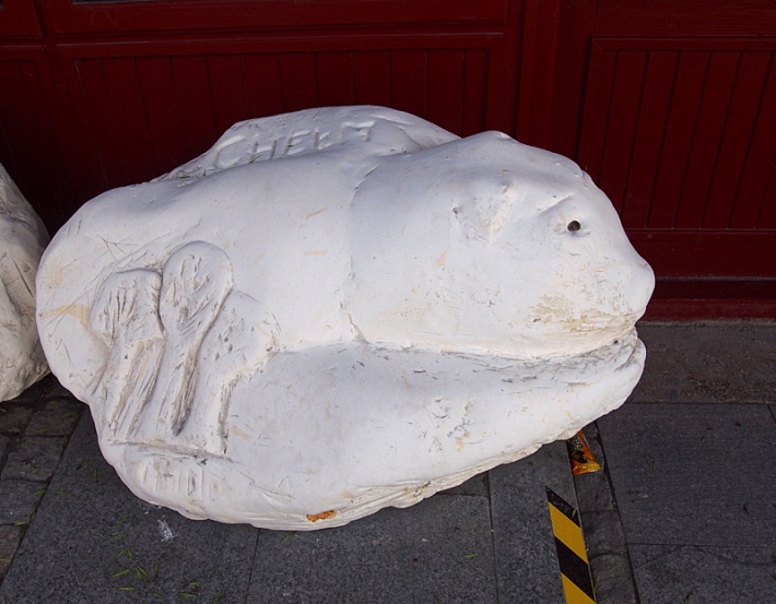 Wyrzeźbiony w kredowej skale niedźwiedź - symbol Chełma