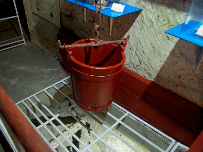 Chełmskie Podziemia Kredowe - ceber do nabierania wody ze studni