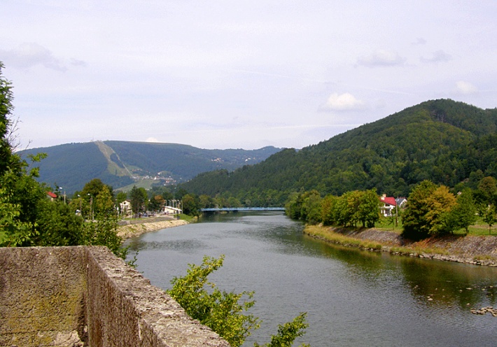 góra Żar, rzeka Soła i kładka dla pieszych w Czernichowie