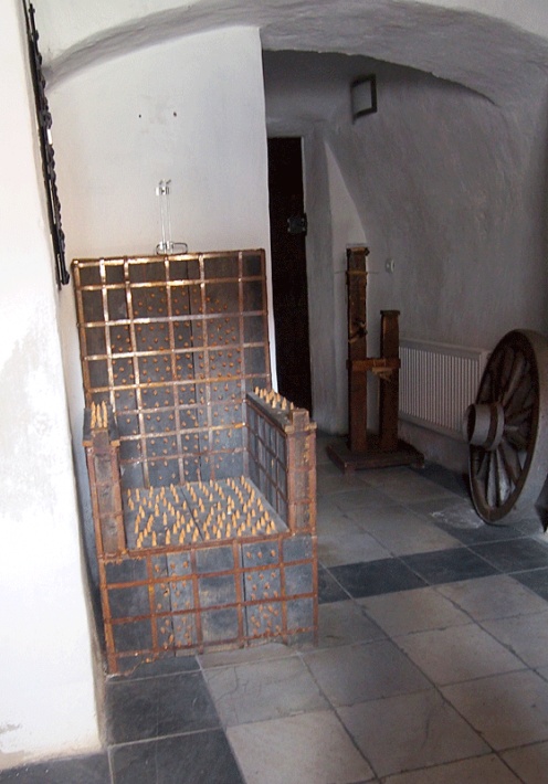 Dom Kata w Paczkowie - fotel naszpikowany kolcami, narzędzie tortur