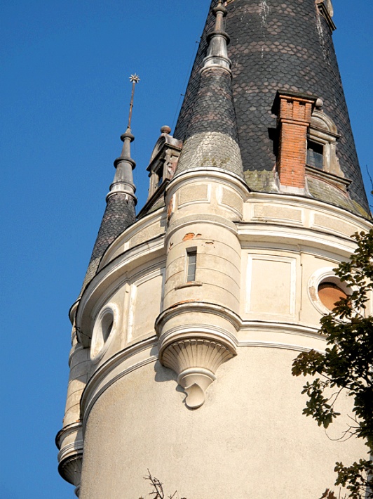 pałac Magnisów w Bożkowie - wieżyczki dekorujące wysoką wieżę