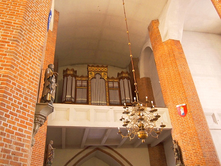 Katedra św. Mikołaja w Elblągu - empora muzyczna z prospektem organowym, na filarach XV-wieczne figury apostołów