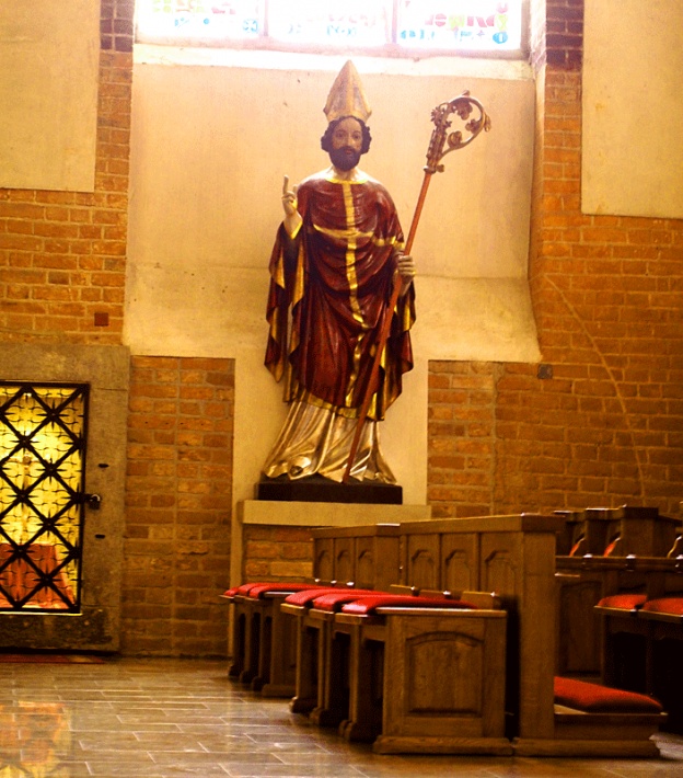 Katedra św. Mikołaja w Elblągu - figura św. Mikołaja z 1410 roku, po lewej nisza z relikwiarzem Krzyża Świętego
