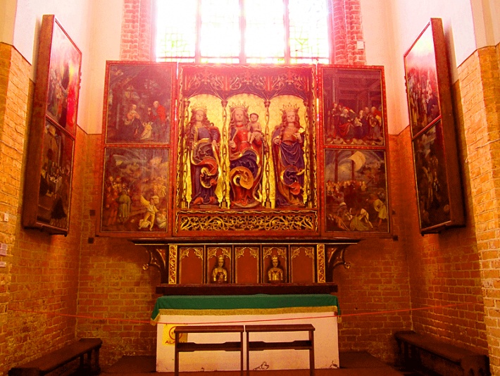 Katedra św. Mikołaja w Elblągu - gotycki ołtarz w kaplicy nawy południowej