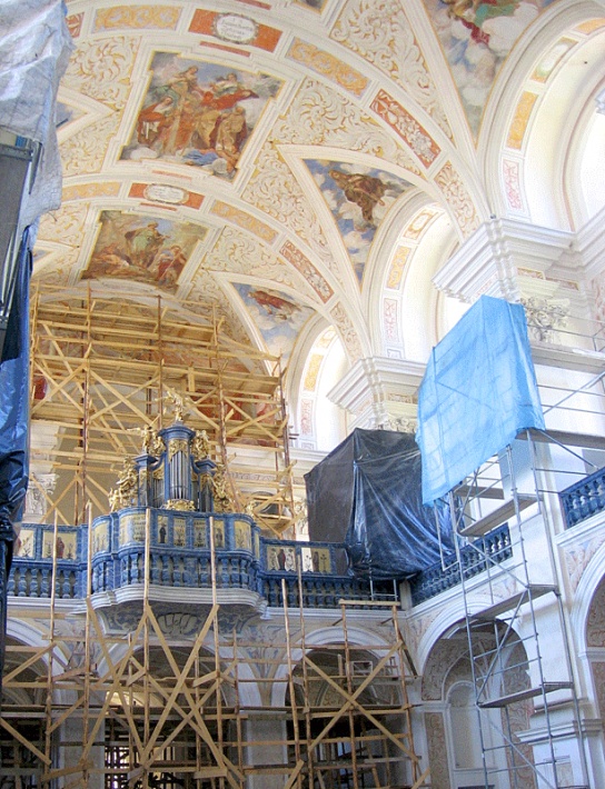 Kościół św. Józefa w Krzeszowie - wnętrze w kierunku empory muzycznej