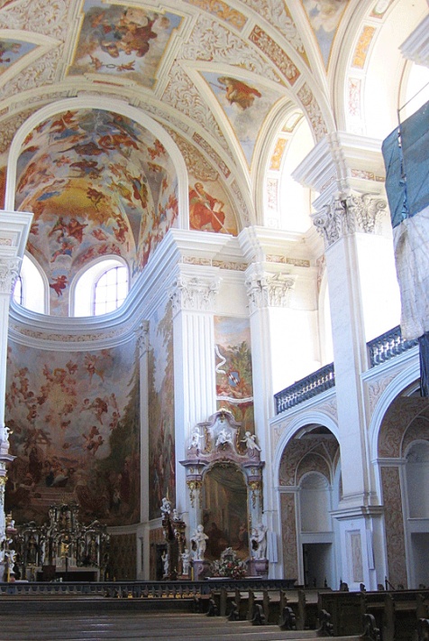 Kościół św. Józefa w Krzeszowie - wnętrze w kierunku ołtarza