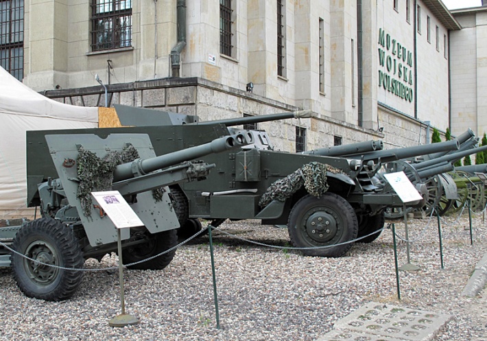 Muzeum WP - haubicoarmata MK-2 kal. 87,6 mm, dalej lekkie samobieżna działo SU-57 kal. 57 mm