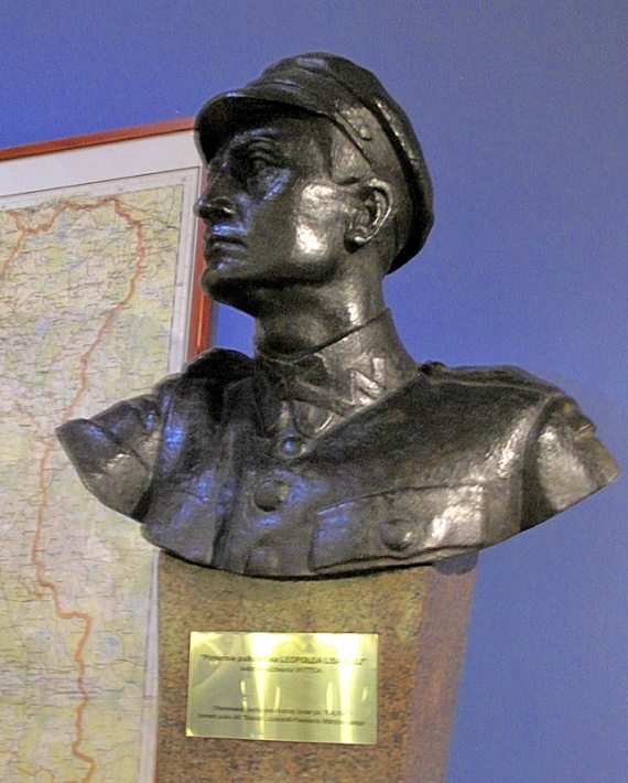 Muzeum WP - popiersie płk. Leopolda Lisa-Kuli