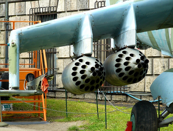 Muzeum WP - uzbrojenie podwieszane śmigłowca szturmowego Mi-2D: wyrzutnia &quot;Skorpion P&quot; oraz dwa zasobniki UB-32A-24 z rakietami S-5 kal. 57mm