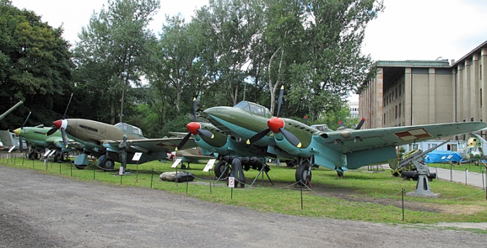 Muzeum WP - samolot bombowy Pe2FT, dalej samolot szturmowy IŁ 10, za nim samolot szturmowy IŁ 2M3
