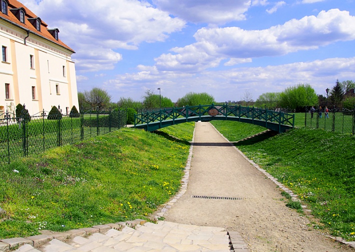 Zamek w Niepołomicach - mostek łączący zamek z ogrodem