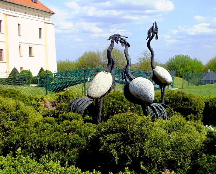 Zamek w Niepołomicach - żórawie w ogrodzie