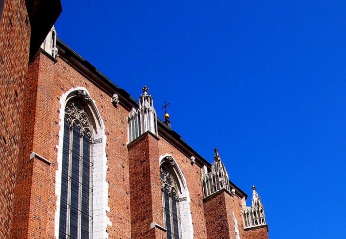 kościół Mariacki w Krakowie - pinakle w kształcie kapliczek na przyporach prezbiterium