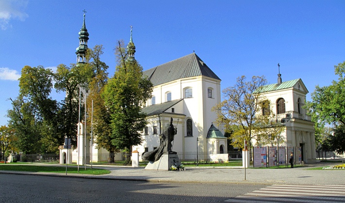 katedra w Łowiczu od południowego wschodu, z prawej dzwonnica