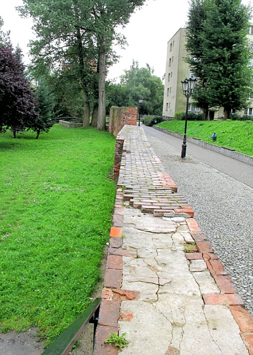 Słupsk - Wschodnie mury miejskie widziane z wejścia do Baszty Czarownic