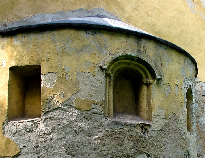 kościół w Wądrożu Wielkim - środkowe, romańskie okno absydy