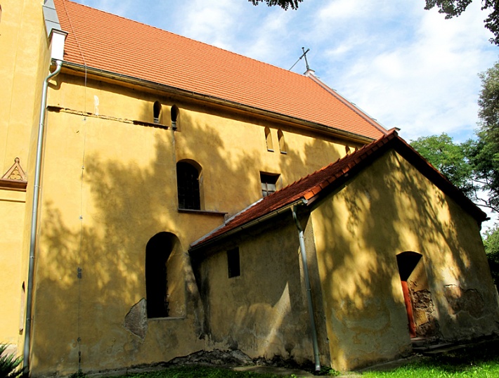 kościół w Wądrożu Wielkim - elewacja południowa z dobudowaną kruchtą