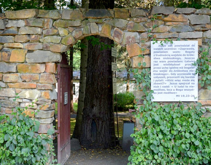 Ogród biblijny w Myczkowcach - furtka do ogrodu