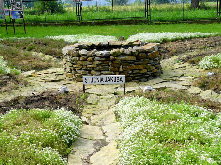 Ogród biblijny w Myczkowcach - Studnia Jakuba