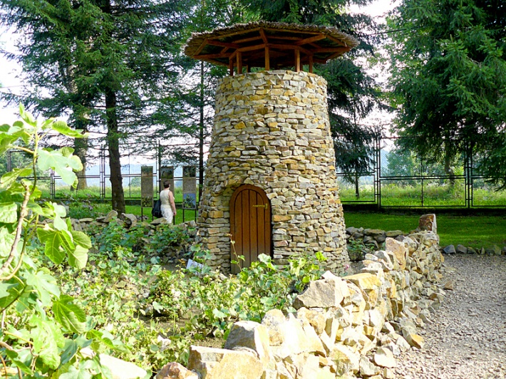 Ogród biblijny w Myczkowcach - winnica z wieżą strażniczą