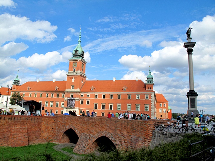Warszawa - zamek królewski i fragment murów z gotyckim mostkiem nad fosą