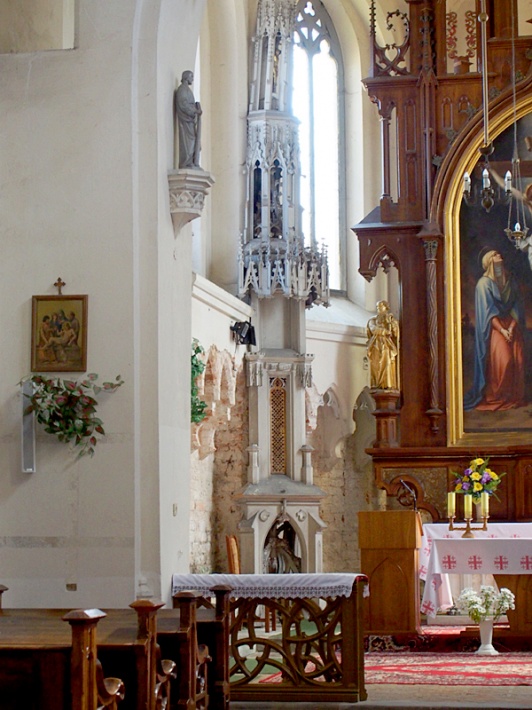 Kościół Św. Krzyża w Żaganiu - prezbiterium z sakramentarium