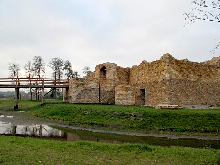 Ruina zamku w Inowłodzu - południowo-wschodni narożnik murów