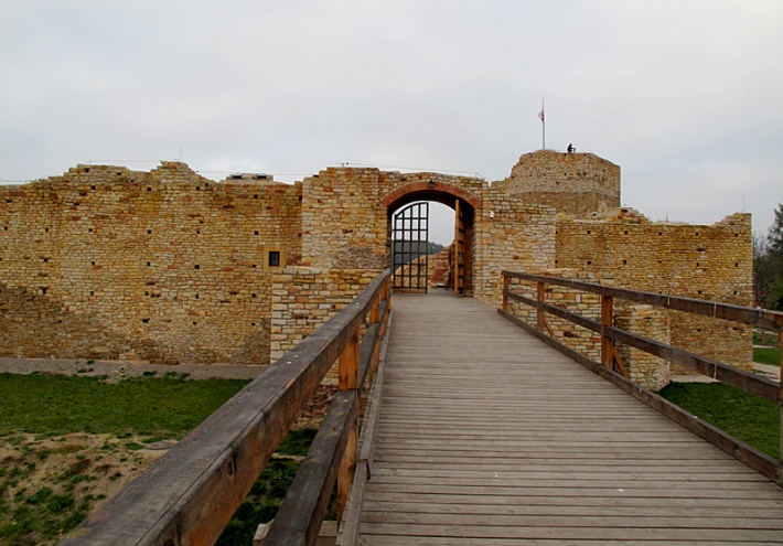 Ruina zamku w Inowłodzu - most prowadzący do bramy południowej