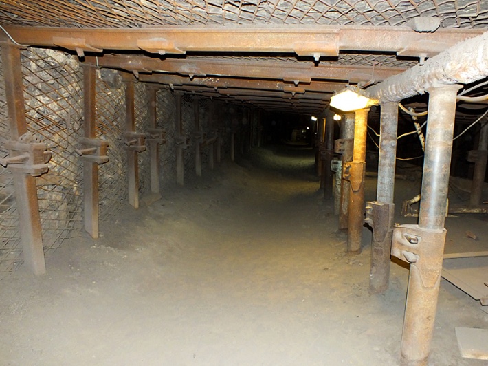 Kopalnia Guido w Zabrzu - strop korytarza podtrzymują stojaki typu Valent